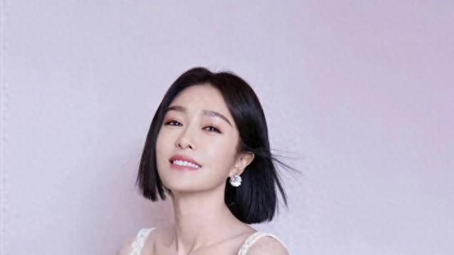 秦岚穿搭秘诀曝光：大衣+厚底靴引领时尚气场飙升