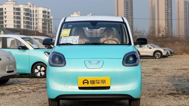 五菱MINI四门版亮相，造型萌趣空间实用，城市代步新选择