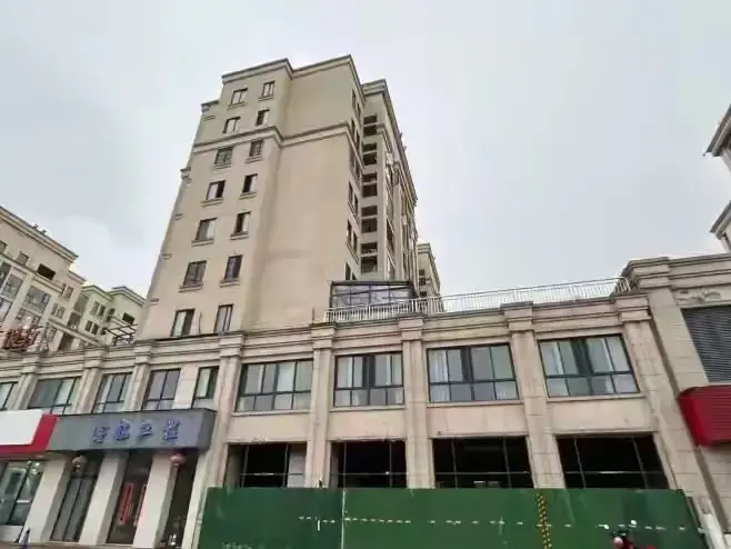 一个人花两个月，在自家商铺下悄悄挖了个300平的地下室