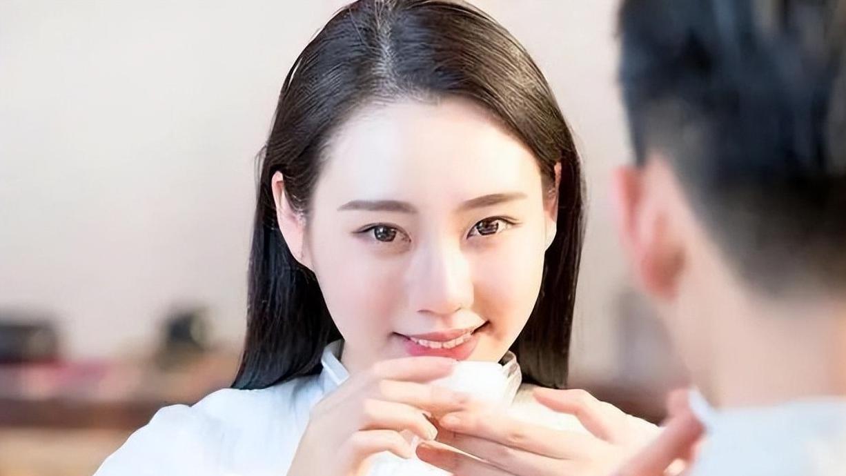 别再尬聊了！掌握这4个技巧，让女生主动想和你聊天！