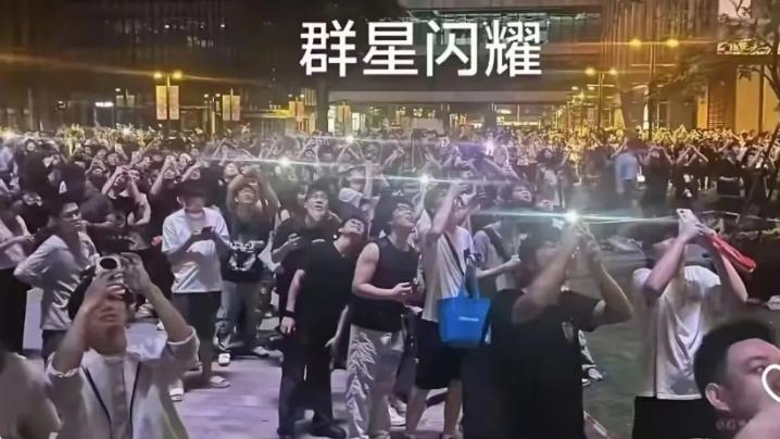 萤火虫漫展爬窗户事件！最全视频瓜来了