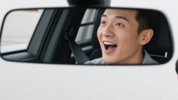 老司机都不一定知道！倒车时后视镜竟能自动下翻？