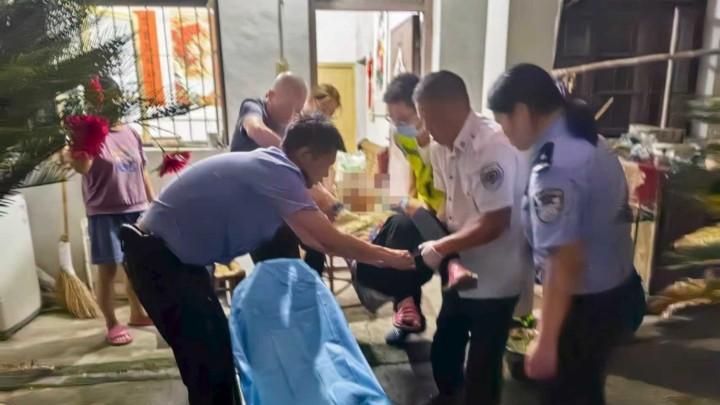浴室灯亮了一天一夜，邻居报警了！