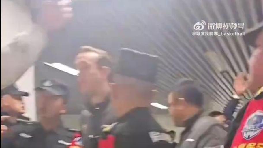 罕见！晋穗战出现火爆冲突+赛后冲击山西更衣室，郭艾伦赤膊上阵