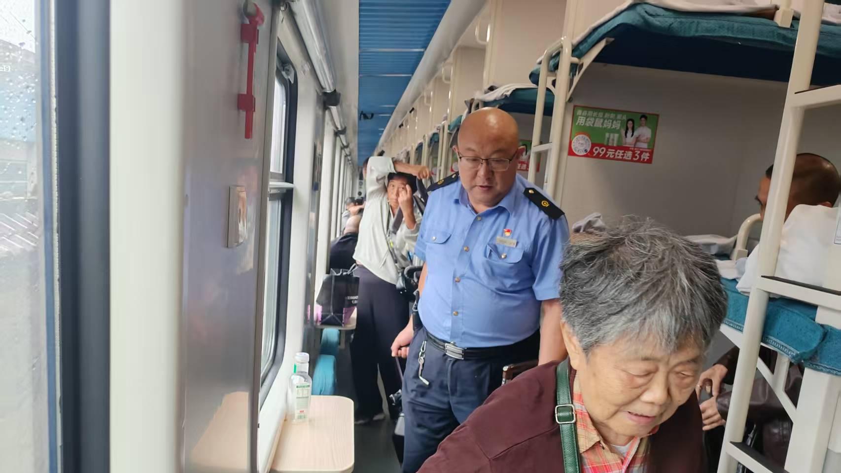 老骥伏枥守初心 温情服务暖旅途——记列车班组“大管家”赵强