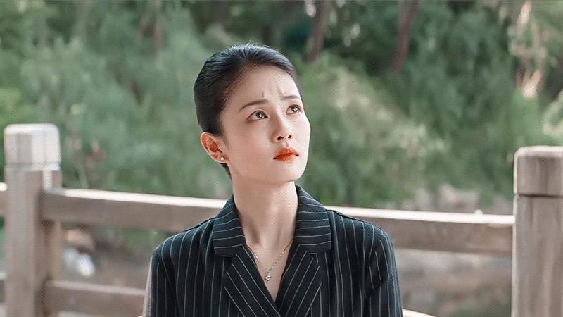白鹿张晚意被央妈评为国家三级演员，评论区却吵翻天：肖战杨紫呢