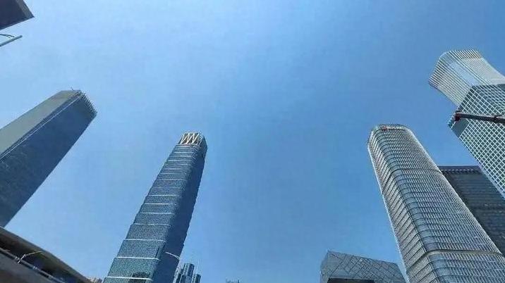 26岁211硕士当上北京公务员，却因家庭条件迷茫该何去何从？