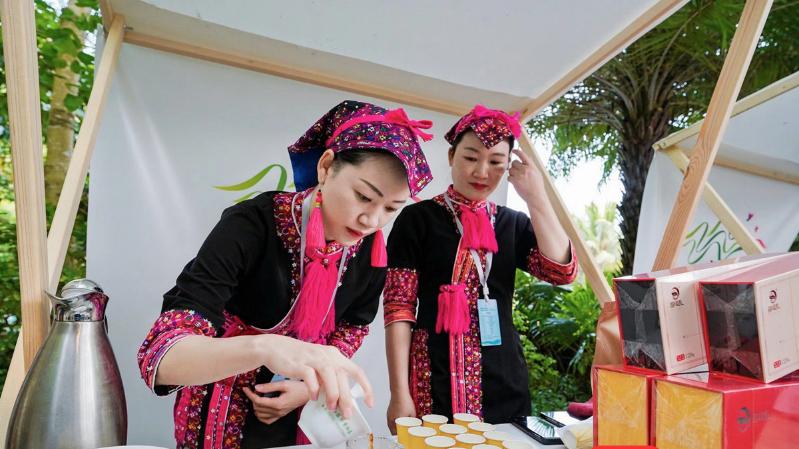 想要去旅行 | 五指山：茶韵悠悠，品味雨林茶香里的生活哲学