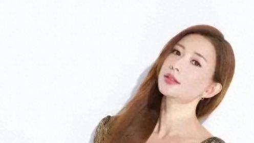 林志玲：娱乐圈的温柔女神，完美融合性感与力量