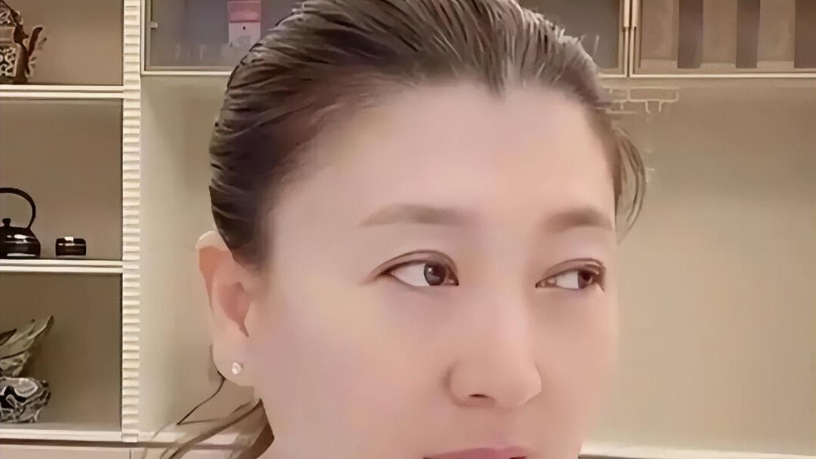 由俭入奢易，由奢入俭难：闫学晶的炫耀式“哭穷”惹争议