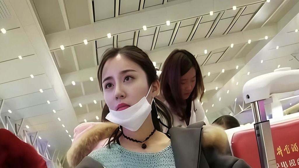 “灰色大衣+肉色丝袜”，优雅大气，春季穿搭典范！