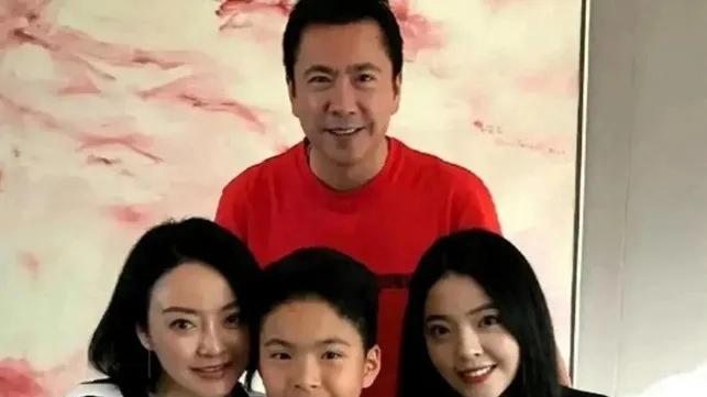 华谊千金王文也订婚：27岁豪门公主情定投行精英，深扒她的“黑红”情史