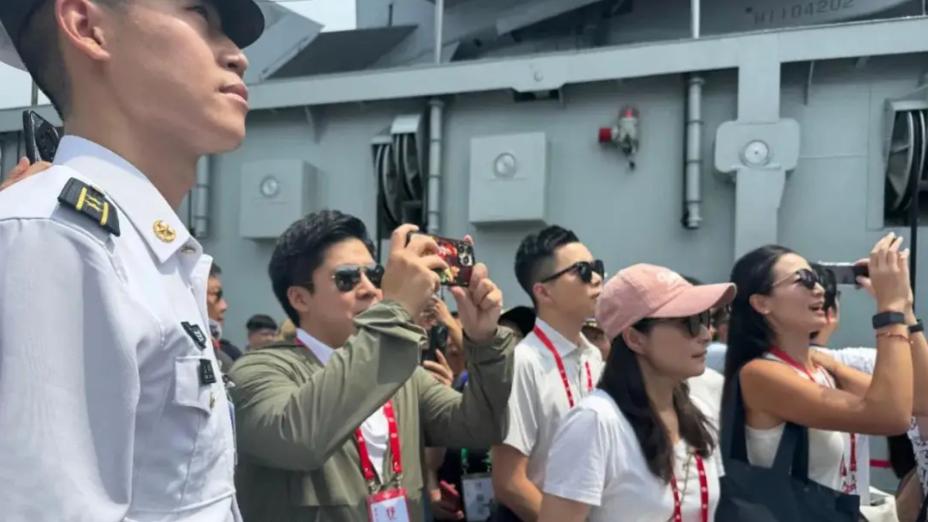 郭晶晶霍启刚山东舰之行：感受大国重器，见证国防力量