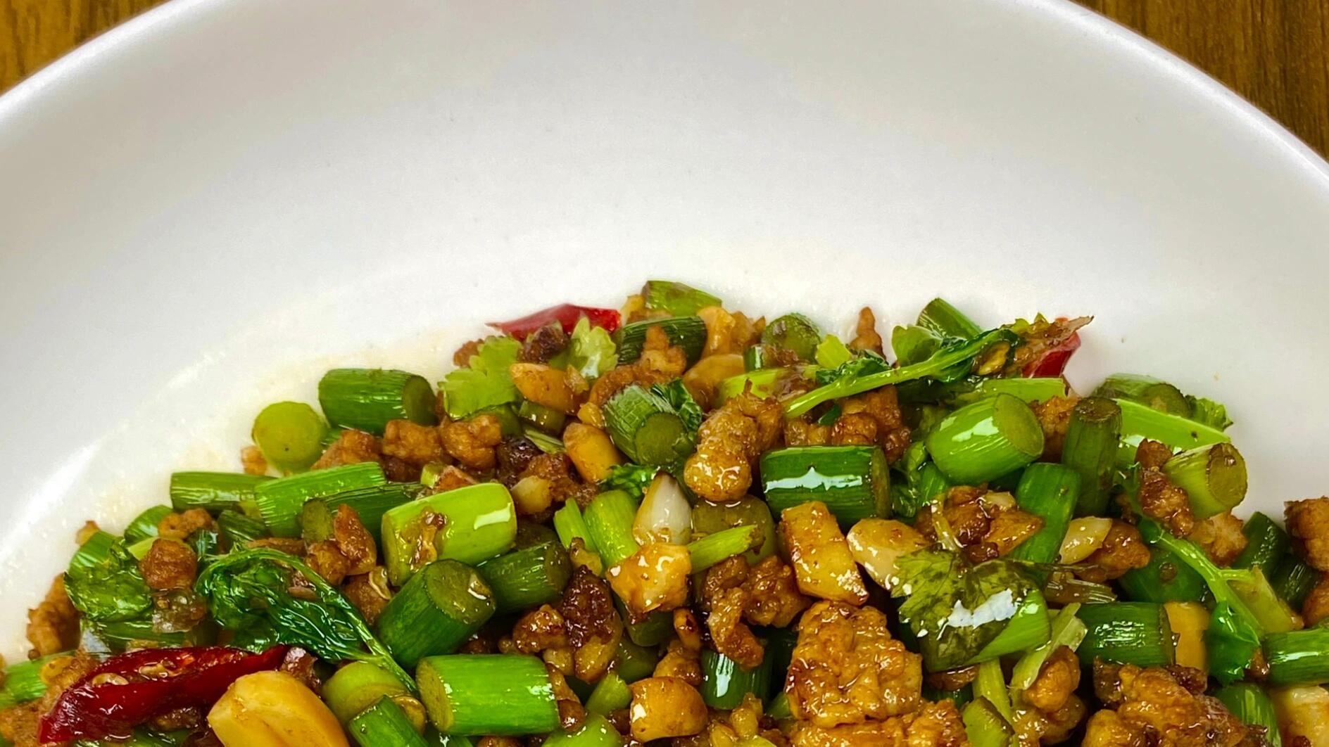蒜苔这样炒才脆嫩入味？肉末增香的秘诀在这里