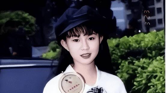 死了20年又复活了？42岁卓依婷罕见公开演唱，已沦为过气歌星