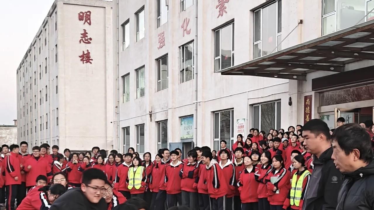 忻州三中举办迎新年拔河比赛 高三年级勇夺冠军