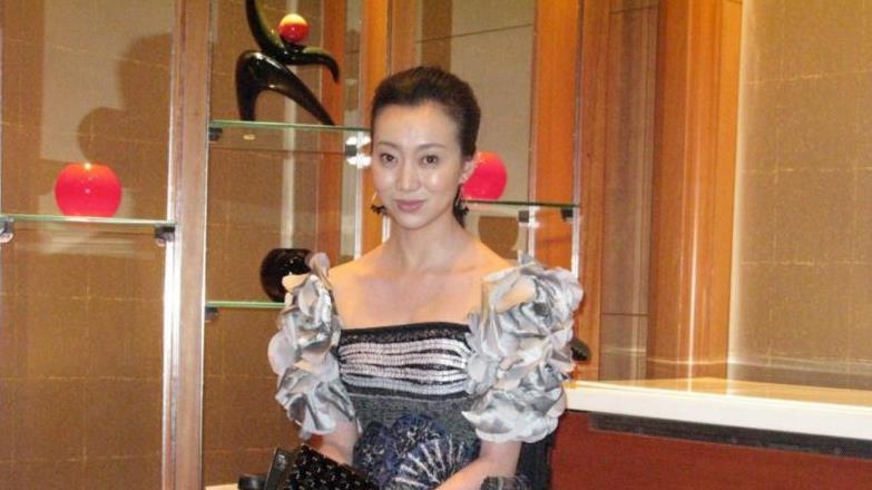 从舞台跌落摔成终身残疾，张艺谋愧疚一生的女人还好吗？