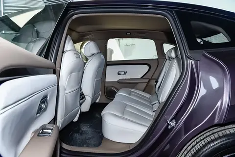 混动轿跑也能顾家？空间、油耗和驾驶感全实测