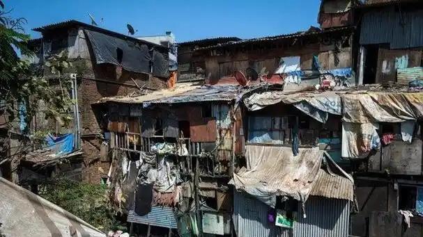 印度贫民窟环境恶劣，为啥总是与富人区紧挨着？网友：相互依存