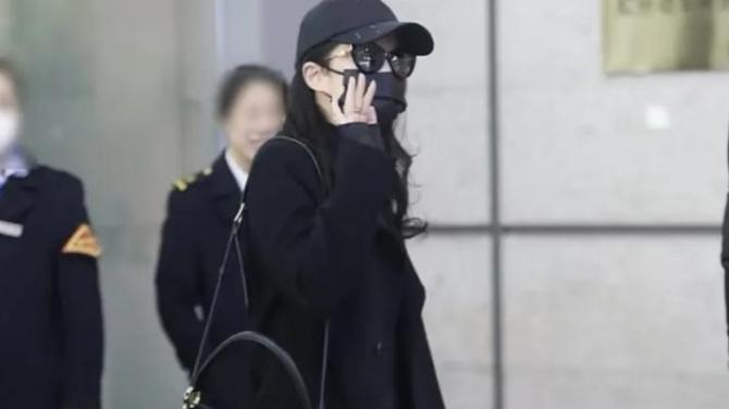 当优雅邂逅硬朗：刘亦菲的时尚宣言
