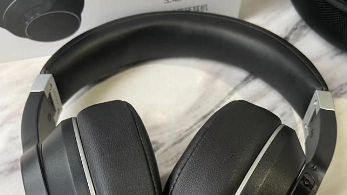 头戴降噪耳机，滤除噪音，续航长