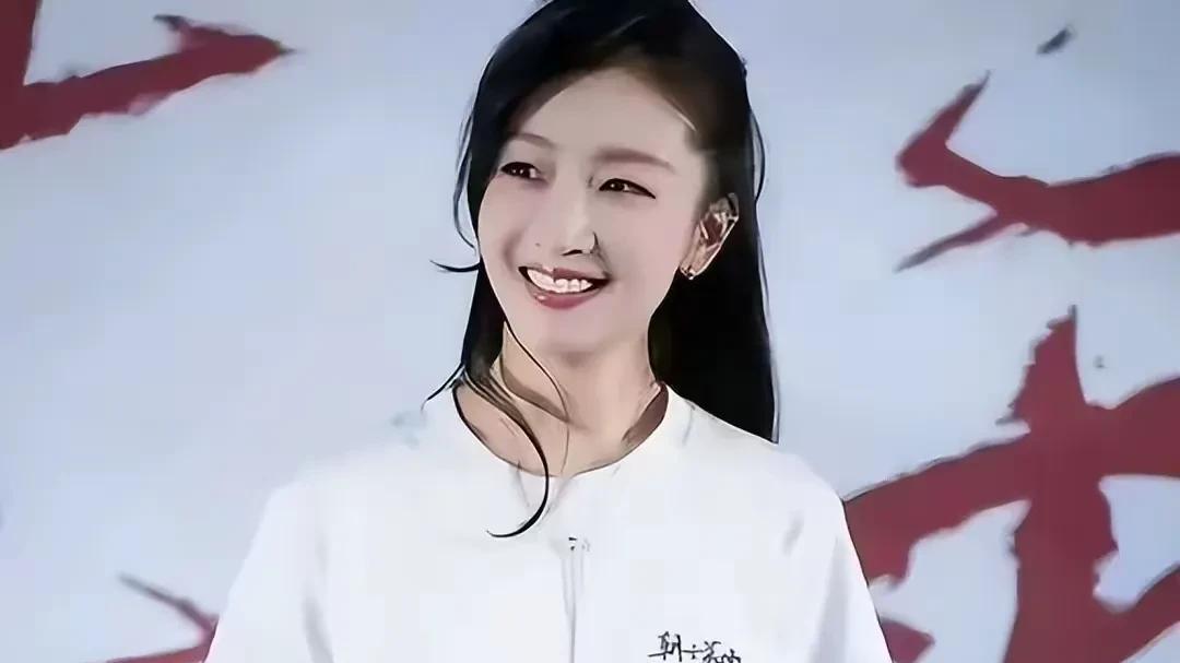 周冬雨医美成功，终于甩掉冬瓜脸大变样！网友直呼太美了！