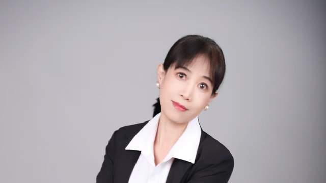 琳琳：岁月淬炼的优雅，时尚界的新生白羊