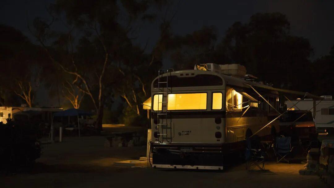 住养老院、睡车里、把办公室当“家”，年轻人开始“邪修租房”