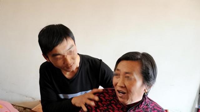 奶奶临终前分遗产，收养的大伯主动放弃财产，父亲愧疚道出真相