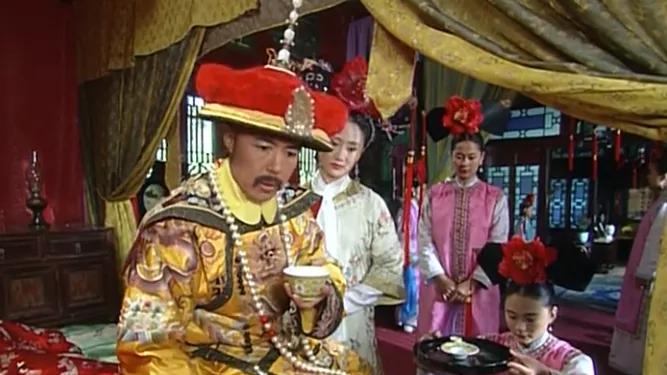 令妃察觉小燕子身份成谜却未揭穿，《还珠格格》里她才是隐藏王者？