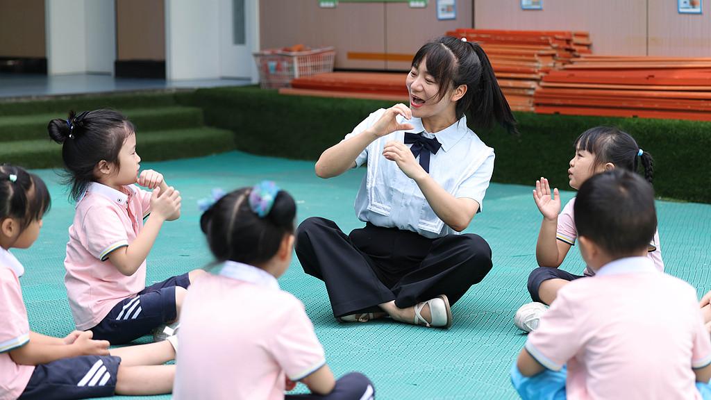 宝宝舔手指千万别强行制止 聪明妈妈用这五招轻松解决 第三招太管用了