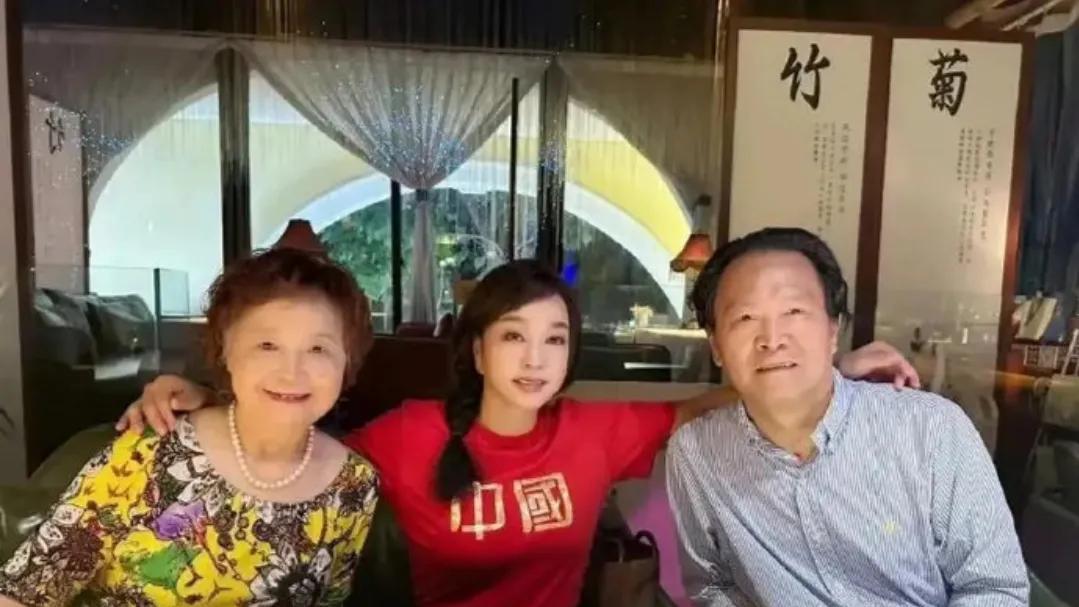 刘晓庆同学聚会旧照！年轻得与同学像是隔辈亲！她真的是50后吗？