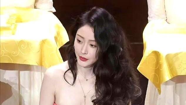 别看张天爱那张老天爷亲自捏的脸，往那一站就跟画里走出来的仙女似的