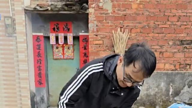 60岁港星二婚后长居内地农村，亲自烧柴煮鸡，未见新婚妻子身影