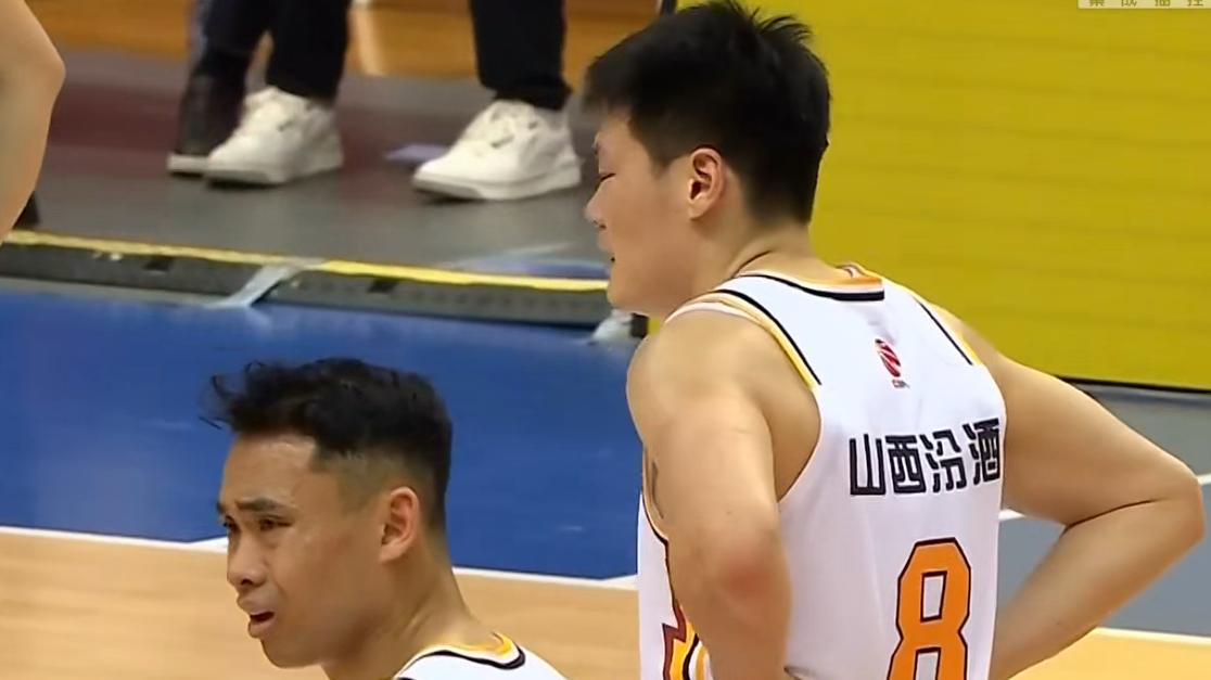 3分钟被连吹4犯！张宁太惨了，沦为CBA反面教材，被点名还被打爆