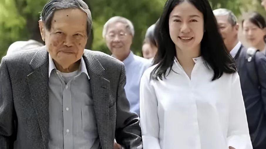 杨振宁的两段婚姻，盛年“月光”与暮年“暖灯”