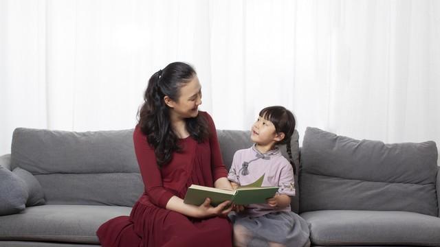 和父亲争执后，母亲负气搬来同住，三日后一通来电，让她手足无措