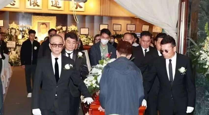 欧阳震华为许绍雄扶灵，追忆过往潸然泪下，感悟珍惜眼前人