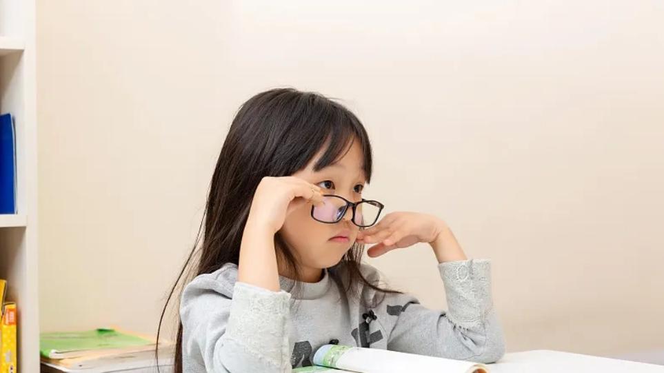 暑假伤眼第一名！这个习惯让娃近视猛涨100度，很多家长还在纵容