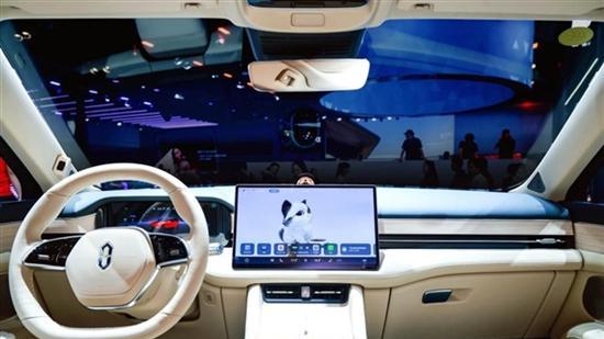 问界新M5 Ultra跃影红正式亮相成都车展