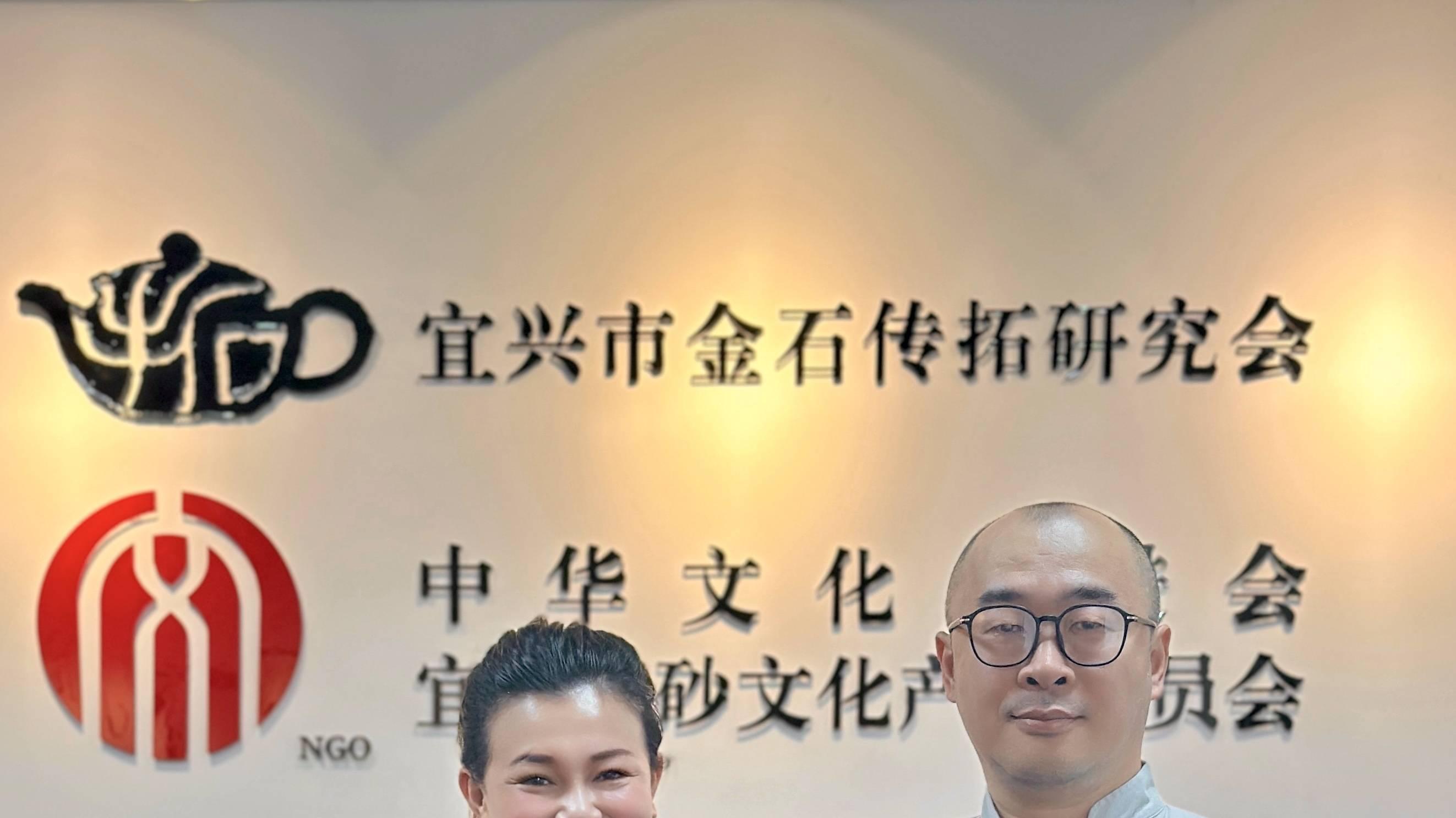 双国大传人实力派紫砂艺术家刘卿荧出任宜兴市金石传拓研究会副会长