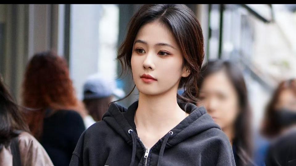 白鹿米兰街拍炸场！从甜妹到“女财阀”的时尚蜕变