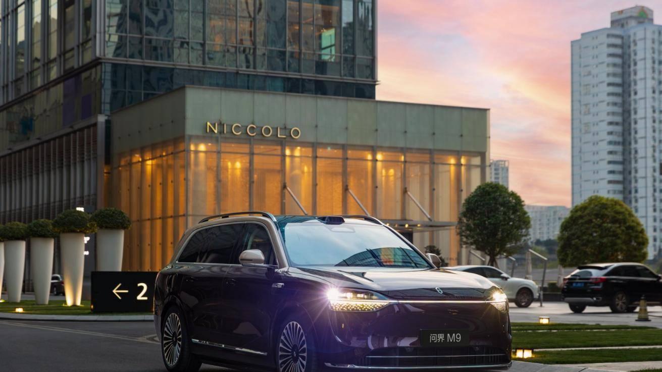 跨千里山河 赴知识盛宴 问界M9助力罗振宇跨年演讲三亚开讲