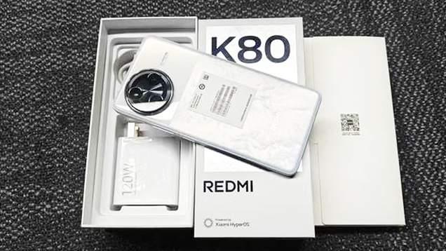 圆形奥利奥镜头设计的红米手机，6.67英寸四等边2K屏幕，观感清晰