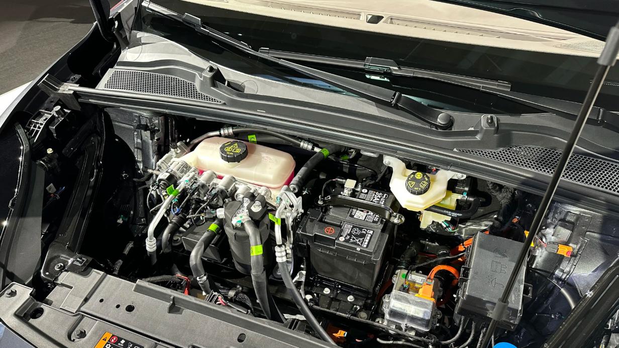 给代步市场重锤？纯电名爵MG4预售7.38万起，437公里续航不弱