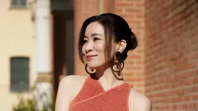 这一次，露出小肚腩的佘诗曼，狠狠给内娱流量女星们提了个醒