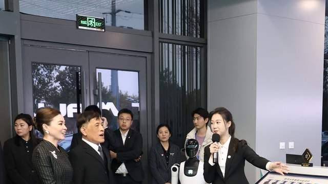 苏提达亮相机器人展，一袭黑色礼服大气端庄，是泰丝最佳代言人