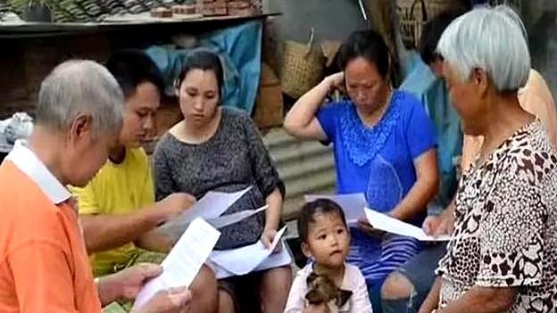 父亲为2岁重病女儿亲自挖坟墓，如今小女孩现状如何？