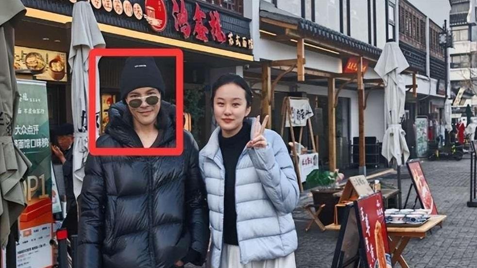 昔日霸总人设崩塌？40岁向佐苏州街头求合影，背后真相太心酸！