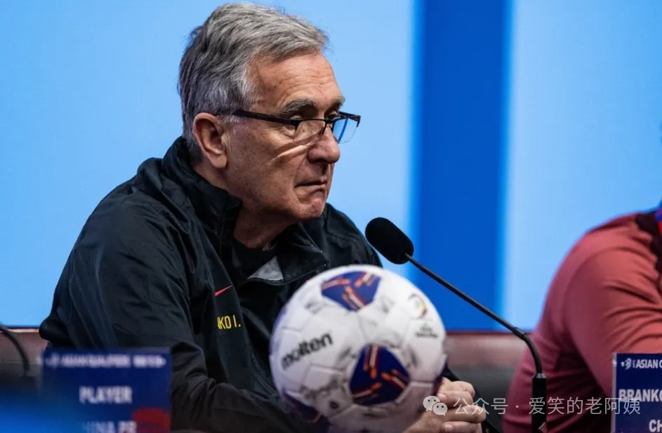 "日薪3万赖着不走"：71岁老帅为何让中国足球再陷尴尬？球迷心酸发问